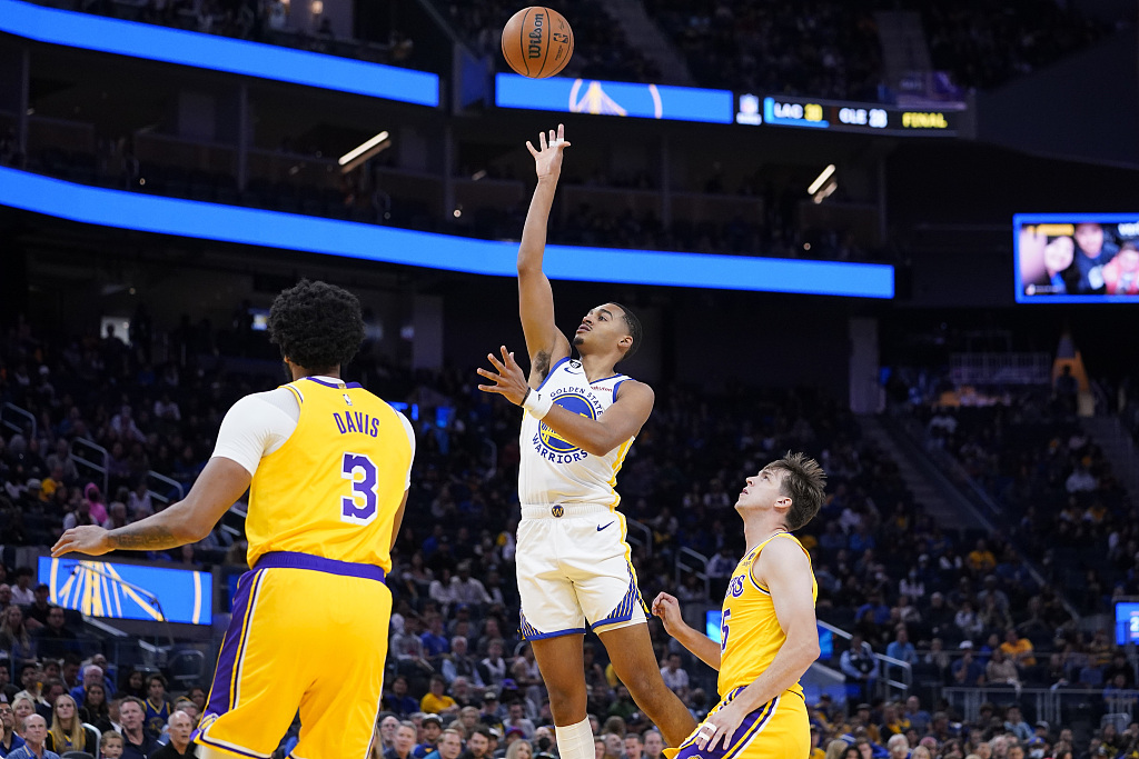 Jordan Poole (C) of the Golden State Warriors shoots in the NBA pre-season game against the Los Angeles Lakers at Chase Center in San Francisco, California, October 9, 2022. /CFP