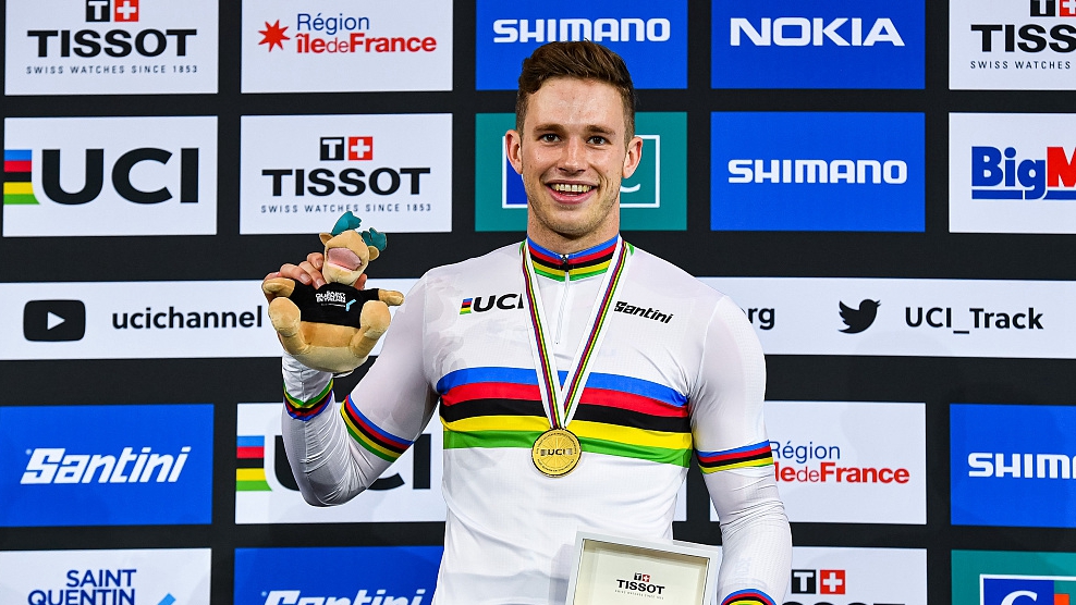 Harrie Lavreysen celebrates on the podium on day 2 of the World Track Cycling Championship in Saint-Quentin-en-Yvelines, France, October 13, 2022. /CFP