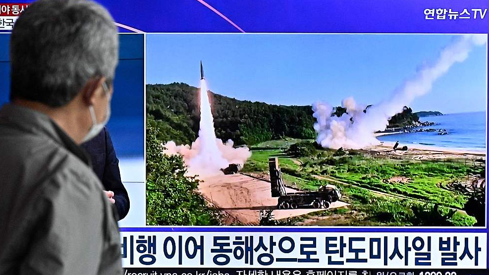 A man watches a news broadcast showing file footage of a DPRK's missile test in Seoul, ROK, October 14, 2022. /CFP