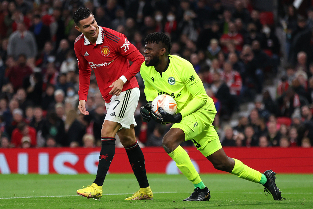 Cristiano Ronaldo (L) of Manchester United speaks to Francis Uzoho of Omonia Nicosia during the clash at Old Trafford in Manchester, England, October 13, 2022. /CFP