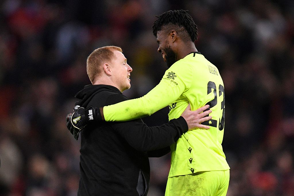 Omonia coach Neil Lennon (L) congratulates goalkeeper Francis Uzoho at Old Trafford in Manchester, England, October 13, 2022. /CFP