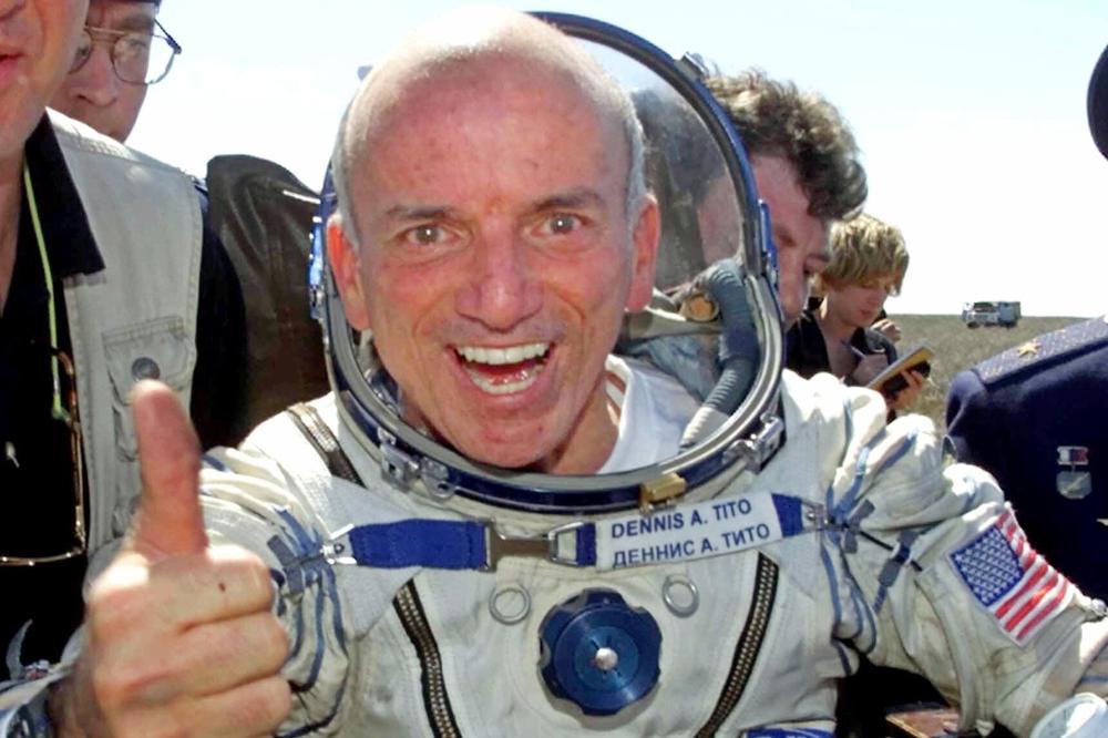 U.S. multimillionaire Dennis Tito gives a thumbs up shortly after his landing in the Central Asian steppes, 80 kilometers northeast of Arkalyk, Kazakstan on May 6, 2001. /AP