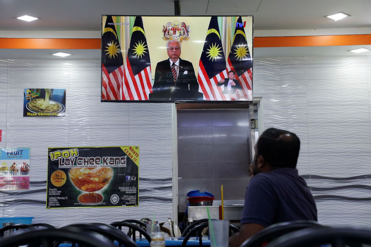 A customer at a restaurant watches the announcement made by Malaysian Prime Minister Ismail Sabri Yaakob dissolving the parliament and calling for general elections at Kuala Lumpur, Malaysia, October 10, 2022. /REUTERS