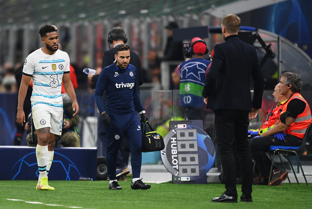 Reece James (L) of Chelsea is substituted after receiving medical treatment during therclash with AC Milan at Giuseppe Meazza Stadium in Milan, Italy, October 11, 2022. /CFP