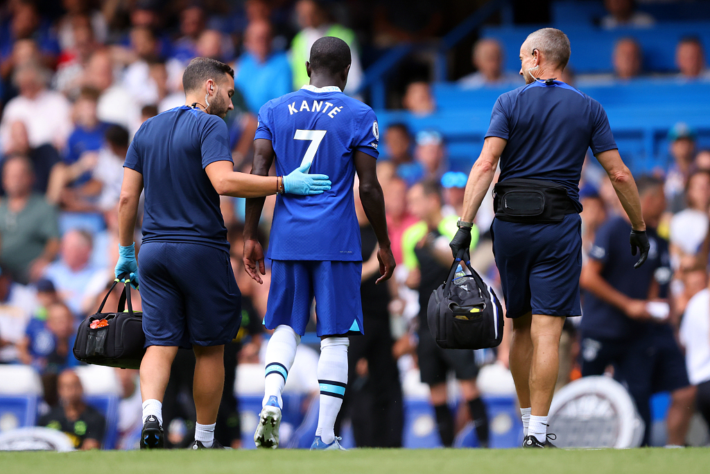 N'Golo Kante of Chelsea leaves the game injured during the Premier League clash with Tottenham Hotspur at Stamford Bridge in London, England, August 14, 2022. /CFP 