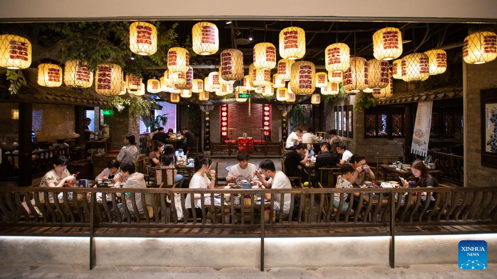A restaurant during the Mid-Autumn Festival holiday in Nanjing, east China's Jiangsu Province, September 11, 2022. /Xinhua