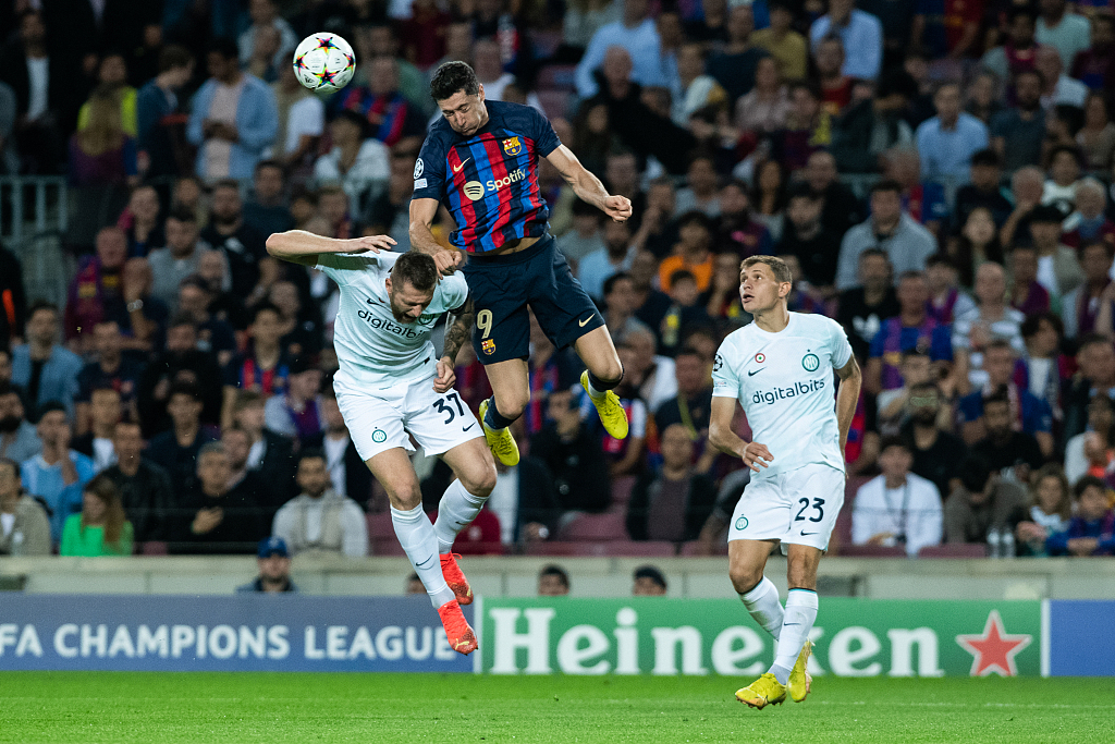 Robert Lewandowski (C) of Barcelona shoots a header in the UEFA Champions League game against Inter Milan at Camp Nou in Barcelona, Spain, October 12, 2022. /CFP