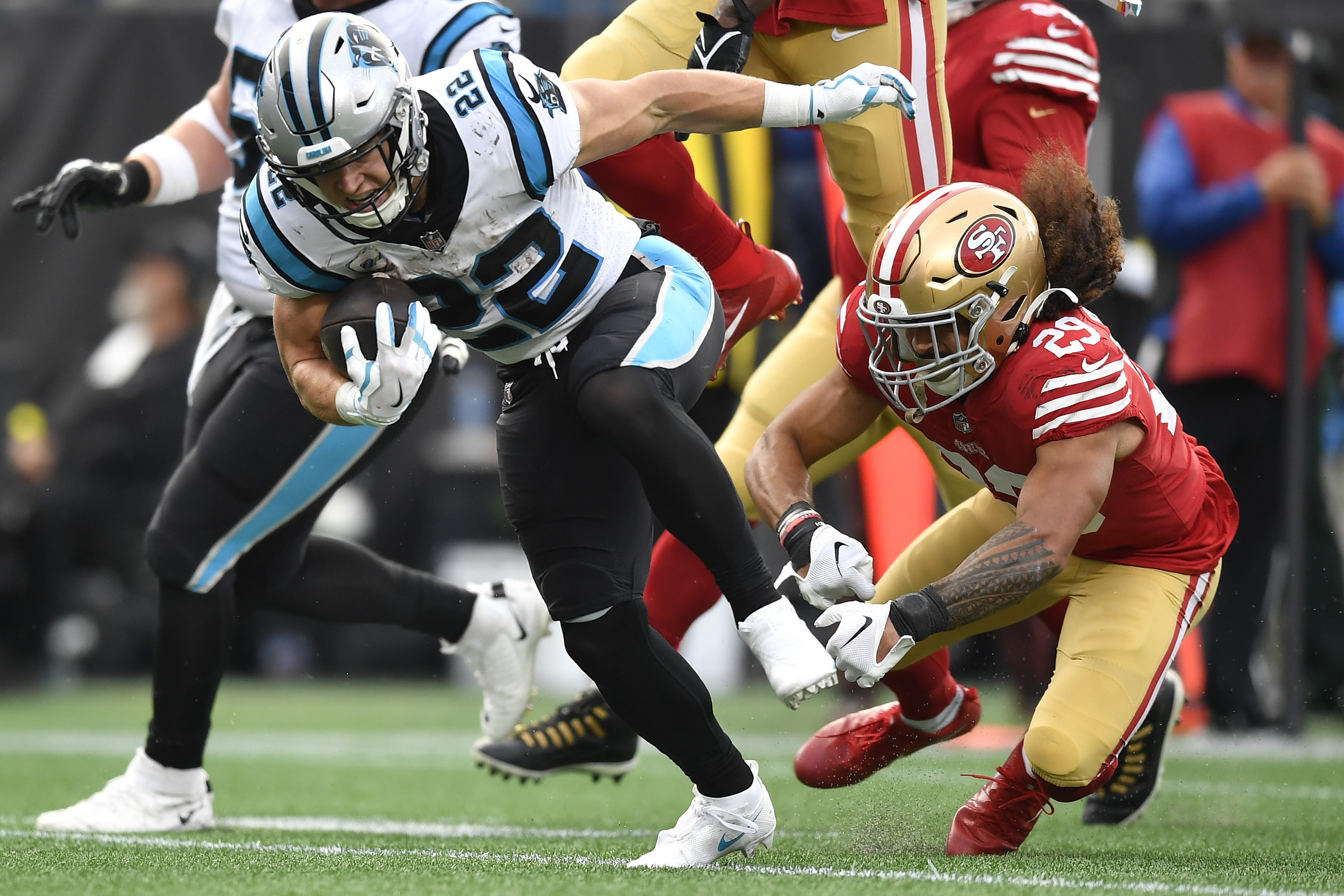 Running back Christian McCaffrey (#22) of the Carolina Panthers rushes with the ball in the game against the San Francisco 49ers at Bank of America Stadium in Charlotte, North Carolina, October 9, 2022. /CFP 
