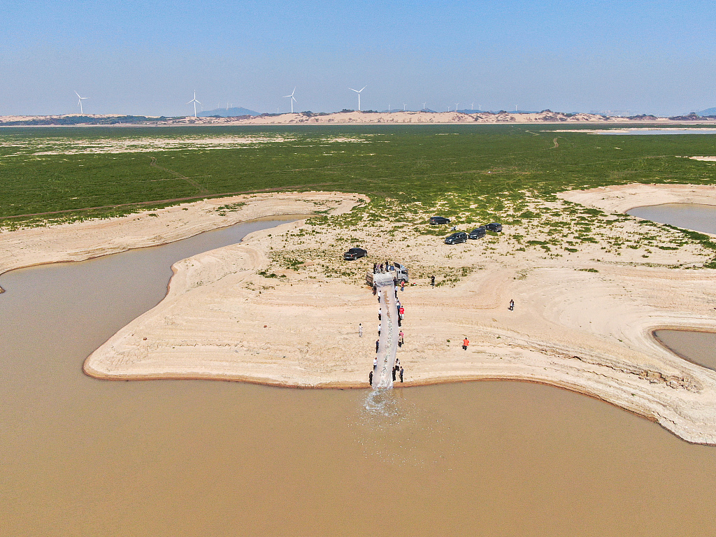 Aerial shot of the water area between Songmen Mountain and Piaoyatou of Poyang Lake in east China's Jiangxi Province. /CFP