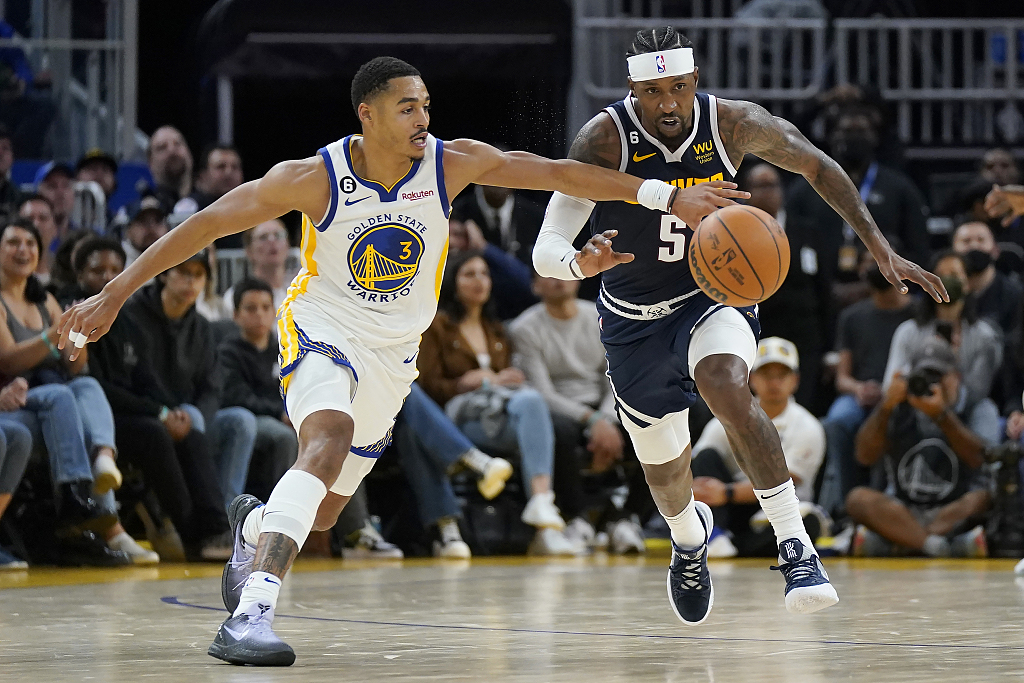 Jordan Poole (L) of the Golden State Warriors reaches for the ball in the NBA pre-season game against the Denver Nuggets at Chase Center in San Francisco, California, October 14, 2022. /CFP