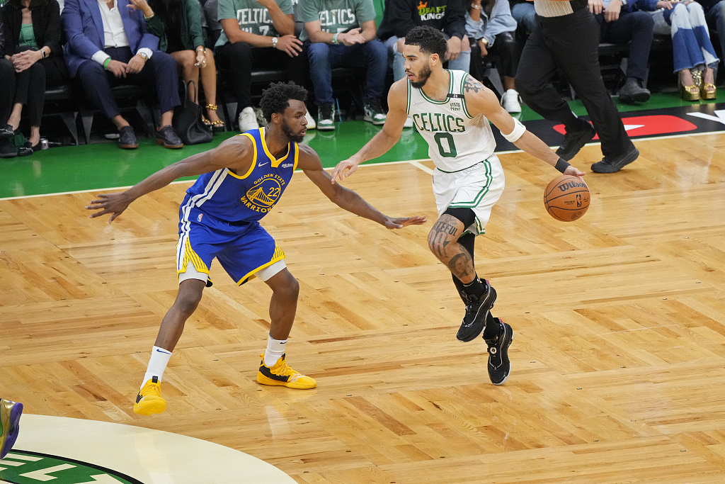 Andrew Wiggins (L) of the Golden State Warriors guards Jayson Tatum of the Boston Celtics in Game 6 of the NBA Finals at TD Garden in Boston, Massachusetts, June 16, 2022. /CFP