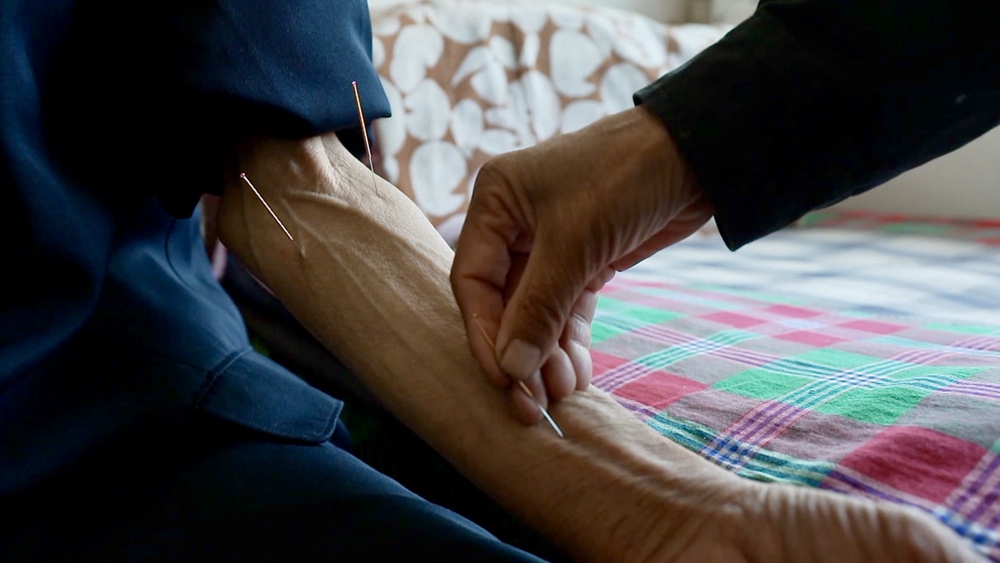 Liu Guizhen gives an acupuncture treatment to a villager in Duanjiawan Village, Daixian County, Shanxi Province, September 25, 2022. /CGTN