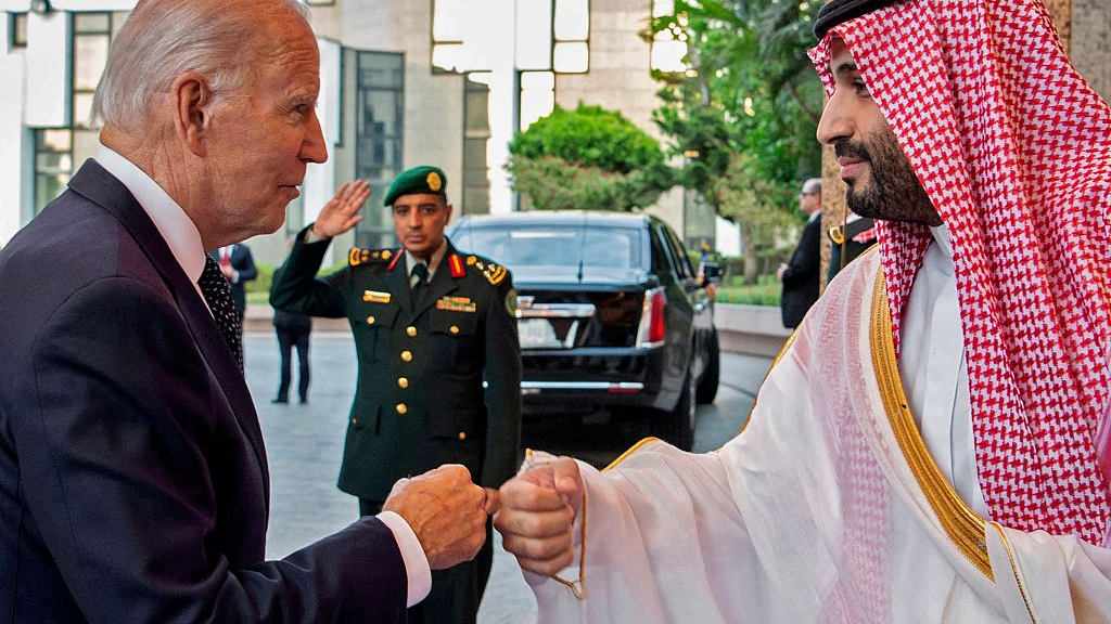 Saudi Crown Prince Mohammed bin Salman (R) meets with U.S. President Joe Biden at Al-Salam Palace in the Red Sea port of Jeddah, Saudi Arabia, July 15, 2022. /CFP