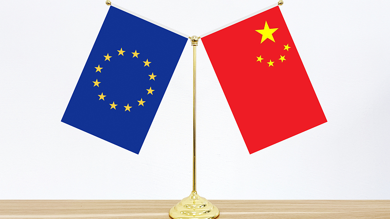 The flag of the European Union and the national flag of China. /CFP