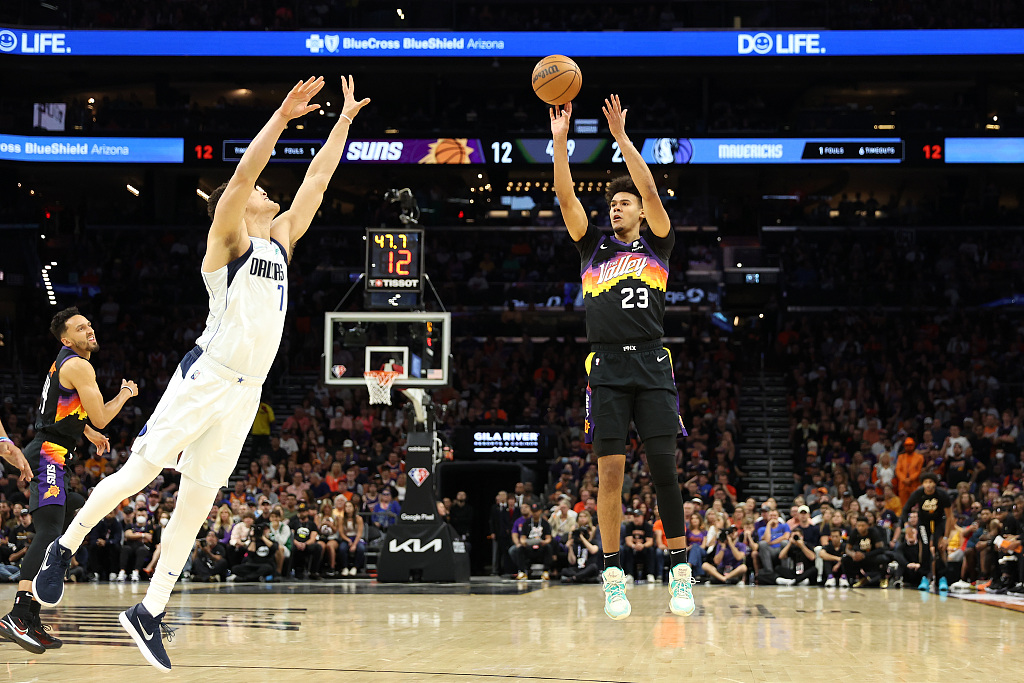 Cameron Johnson (#23) of the Phoenix Suns shoots in Game 7 of the NBA Western Conference semifinals against the Dallas Mavericks at Footprint Center in Phoenix, Arizona, May 15, 2022. /CFP
