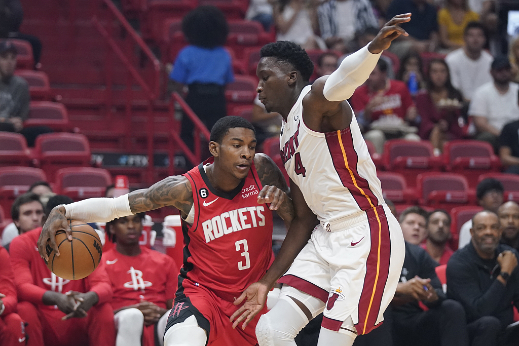 Kevin Porter Jr. (#3) of the Houston Rockets tries to penetrate in the NBA preseason game against the Miami Heat at FTX Arena in Miami, Florida, October 10, 2022. /CFP