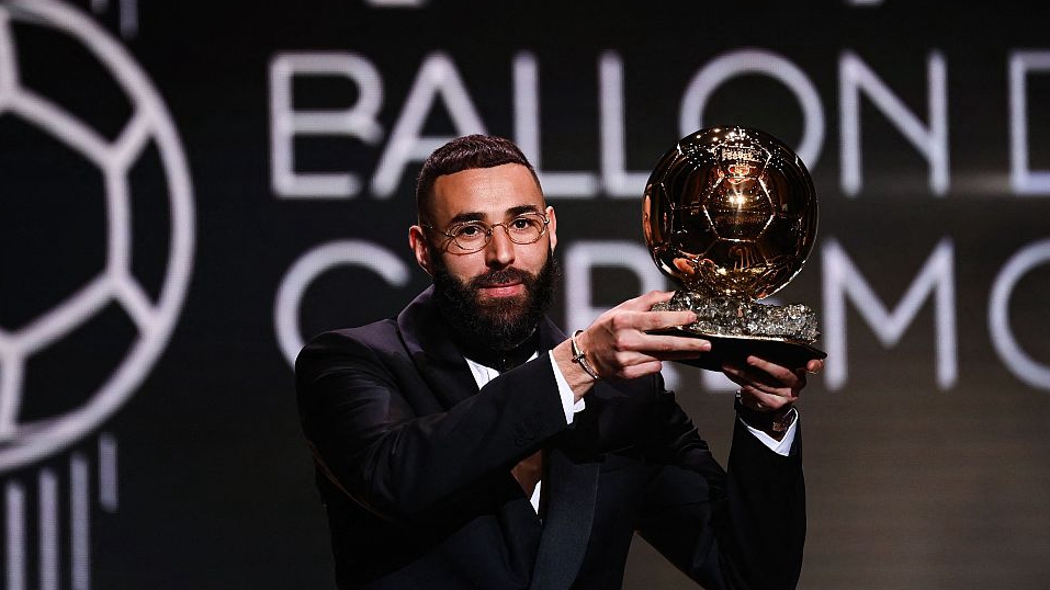 Real Madrid's French forward Karim Benzema with the Ballon d'Or award at the Theatre du Chatelet in Paris, France, October 17, 2022. /CFP 