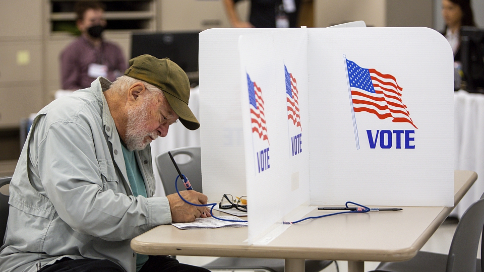 A voter casts his ballot in Minneapolis, U.S., September 23, 2022. /CFP