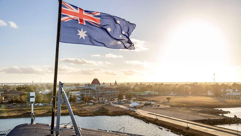 The Australian flag flying on board the HMAS Adelaide as the ship arrives in Nuku'alofa, Tonga, January 26, 2022. /CFP