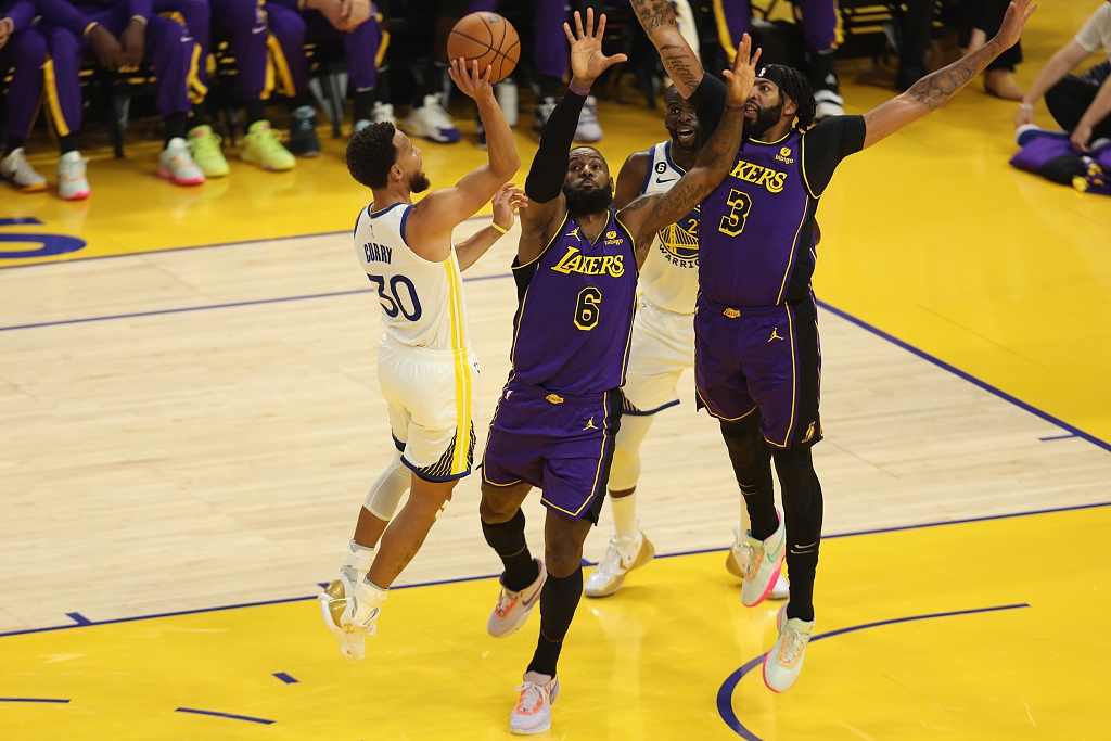 Stephen Curry (#30) of the Golden State Warriors shoots in the game against the Los Angeles Lakers at the Chase Center in San Francisco, California, October 18, 2022. /CFP