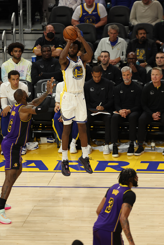 Andrew Wiggins (#22) of the Golden State Warriors shoots in the game against the Los Angeles Lakers at Chase Center in San Francisco, California, October 18, 2022. /CFP