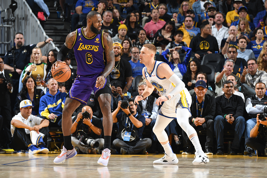 LeBron James (#6) of the Los Angeles Lakers posts up in the game against the Golden State Warriors at Chase Center in San Francisco, California, October 18, 2022. /CFP