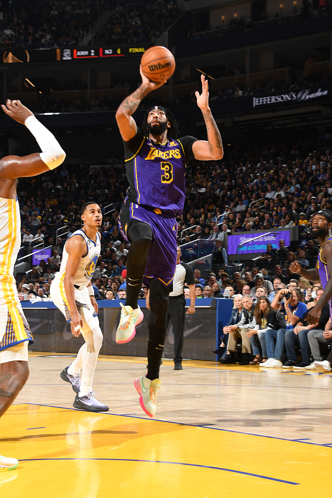 Anthony Davis (#3) of the Los Angeles Lakers drives toward the rim in the game against the Golden State Warriors at Chase Center in San Francisco, California, October 18, 2022. /CFP