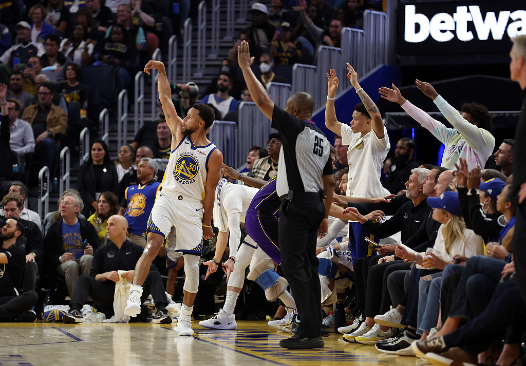 Stephen Curry (#30) of the Golden State Warriors reacts after making a 3-pointer in the game against the Los Angeles Lakers at Chase Center in San Francisco, California, October 18, 2022. /CFP