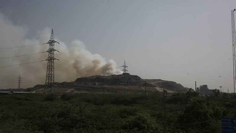 The biggest garbage landfill of New Delhi has caught fire, causing air pollution, March 28, 2022. /CFP 