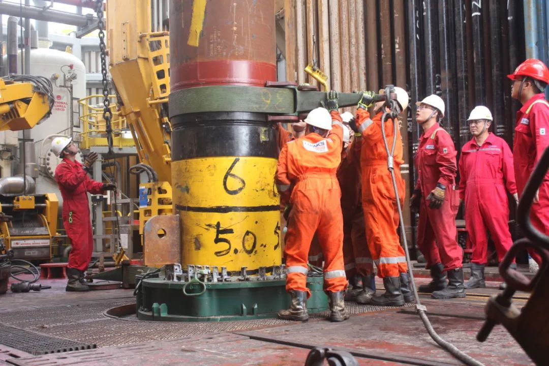 Engineers work at the discovery well of Baodao 21-1. /CNOOC