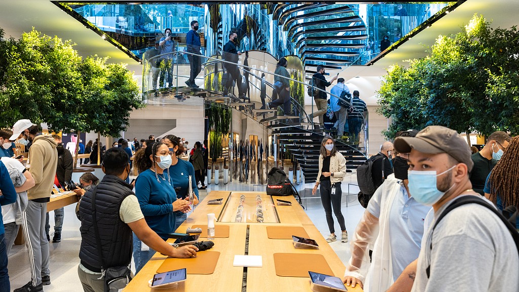 Customers inside an Apple store in New York, U.S., September 24, 2021. /CFP