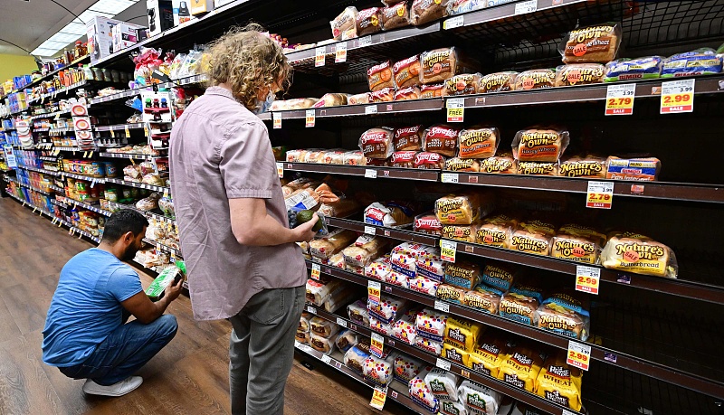 People shop for bread at a supermarket in Monterey Park, California, U.S., October 19, 2022. /CFP