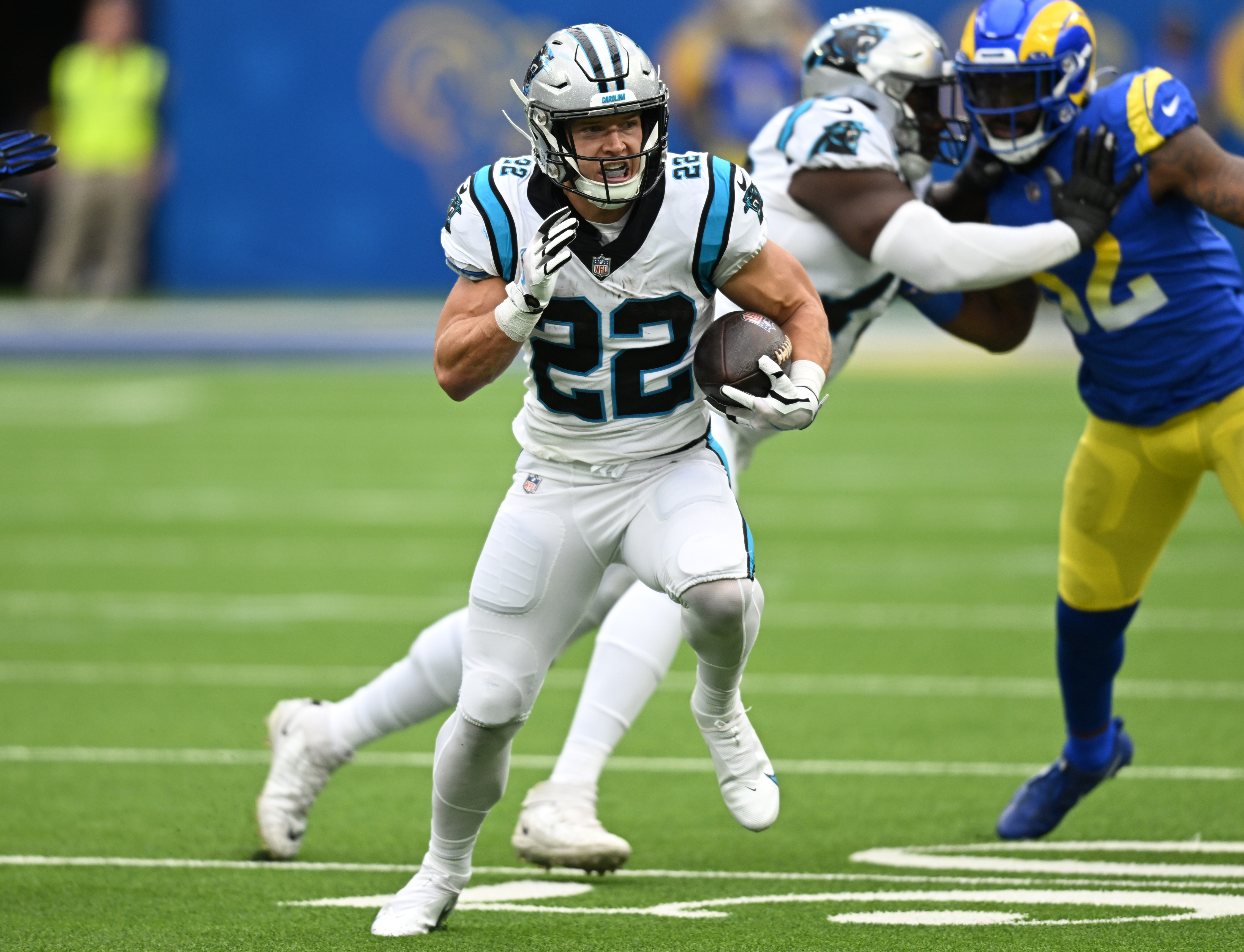 Running back Christian McCaffrey (#22) of the Carolina Panthers runs with the ball in the game against the Los Angeles Rams at SoFi Stadium in Inglewood, California, October 16, 2022. /CFP