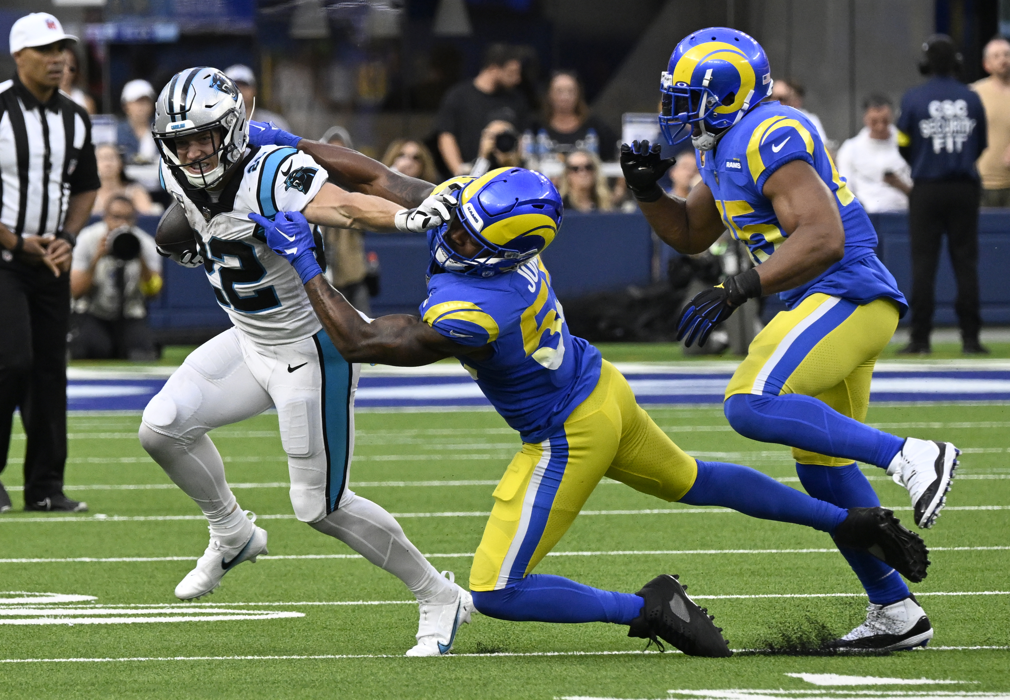Running back Christian McCaffrey (L) of the Carolina Panthers tries to get rid of defense in the game against the Los Angeles Rams at SoFi Stadium in Inglewood, California, October 16, 2022. /CFP