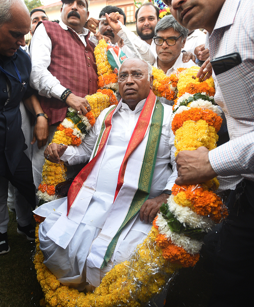 Indian National Congress president elect Mallikarjun Kharge being felicitated by his supporters at his residence after the declaration of the party election result in New Delhi, India, October 19, 2022. /CFP