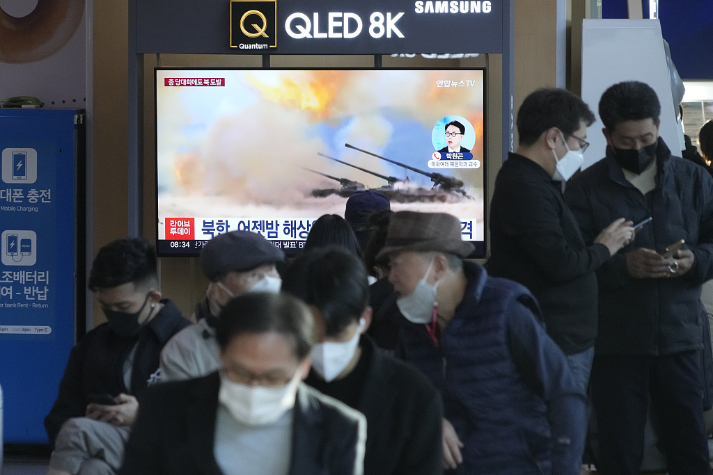 News on DPRK military exercise broadcast on a TV screen at a train station in Seoul, South Korea, On October 19, 2022. /CFP