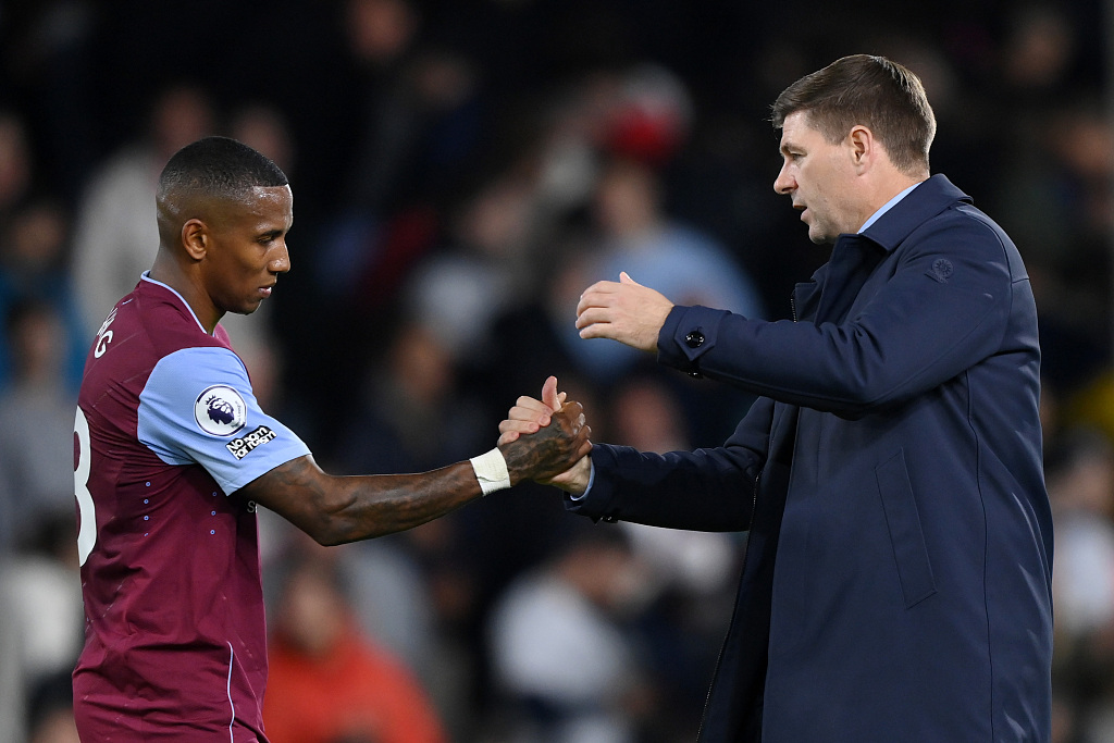 Steven Gerrard (R), manager of Aston Villa, interacts with his player Ashley Young during the Premier League game against Fulham at Craven Cottage in Fulham, England, October 20, 2022. /CFP