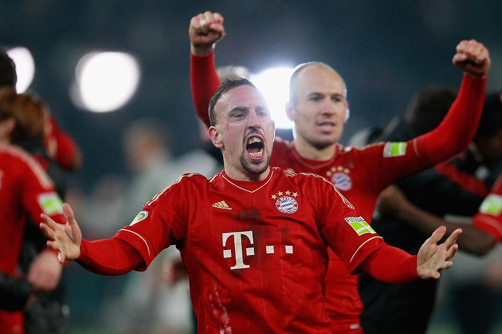 Franck Ribery (C) and Arjen Robben of Bayern Munich celebrate after winning the DFB-Pokal semifinal game against Borussia Moenchengladbach at Borussia Park Stadium in Moenchengladbach, Germany, March 21, 2012. /CFP 