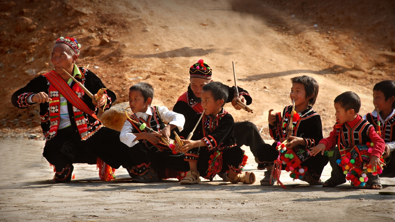 Some elderly villagers in Laodabao teach children to play the Lusheng, a kind of reed-pipe instrument played by the Lahu ethnic group. /Photo courtesy of Zhang Hua