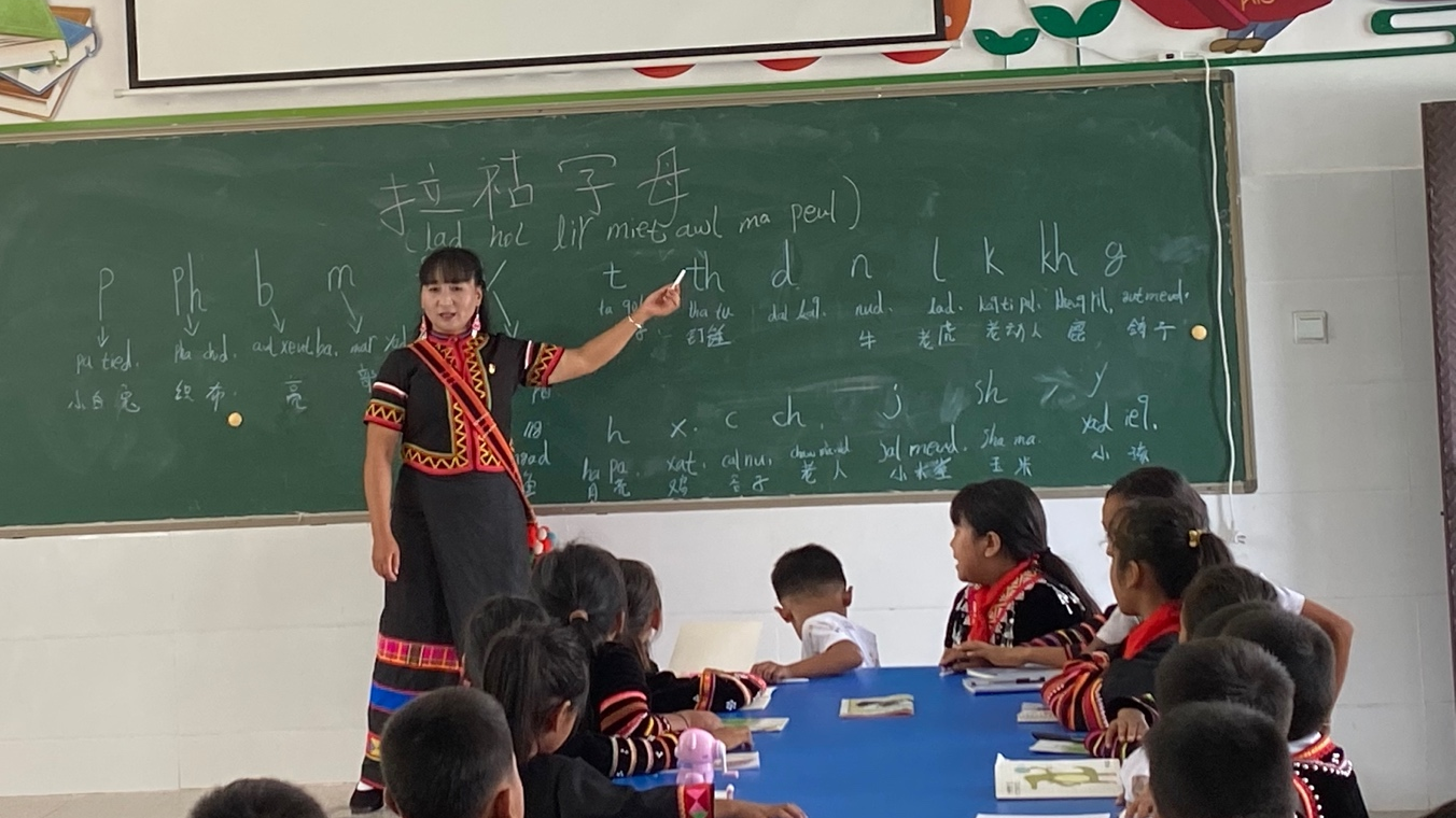 Li Naluo teaches the Lahu language at an elementary school. Yang Jinghao/CGTN