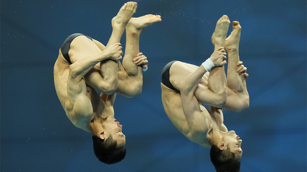 Lian Junjie and Yang Hao of China compete in the men's 10-meter synchronized final at the FINA Diving World Cup in Berlin, Germany, October 21, 2022. /CFP