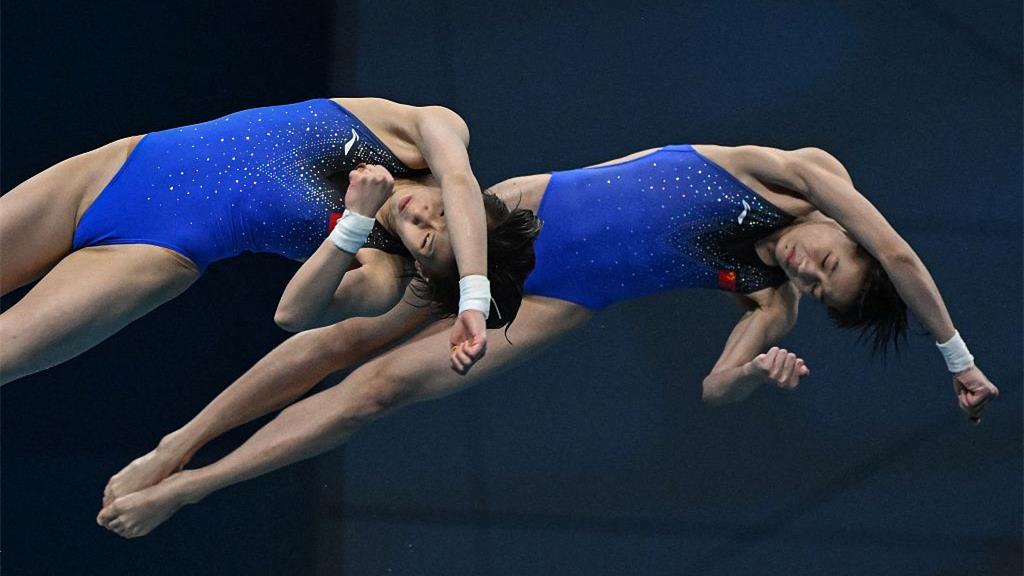 Quan Hongchan and Chen Yuxi of China compete in the women's 10-meter synchronized final at the FINA Diving World Cup in Berlin, Germany, October 21, 2022. /CFP