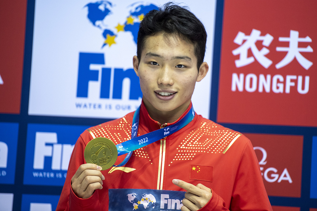 Wang Zongyuan during the award ceremony of the individual men's 3-meter final at the FINA Diving World Cup in Berlin, Germany, October 21, 2022. /CFP