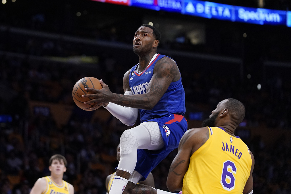 John Wall (C) of the Los Angeles Clippers drives toward the rim in the game against the Los Angeles lakers at Crypto.com Arena in Los Angeles, California, October 20, 2022. /CFP