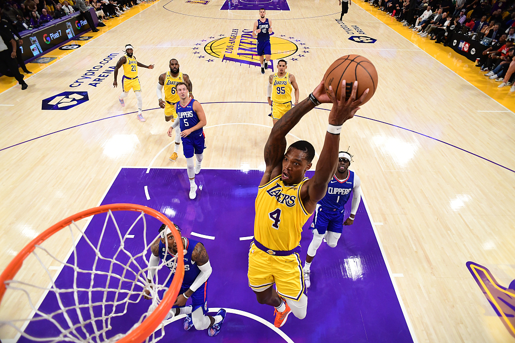 Lonnie Walker IV (#4) of the Los Angeles Lakers drives toward the rim in the game against the Los Angeles Clippers at Crypto.com Arena in Los Angeles, California, October 20, 2022. /CFP