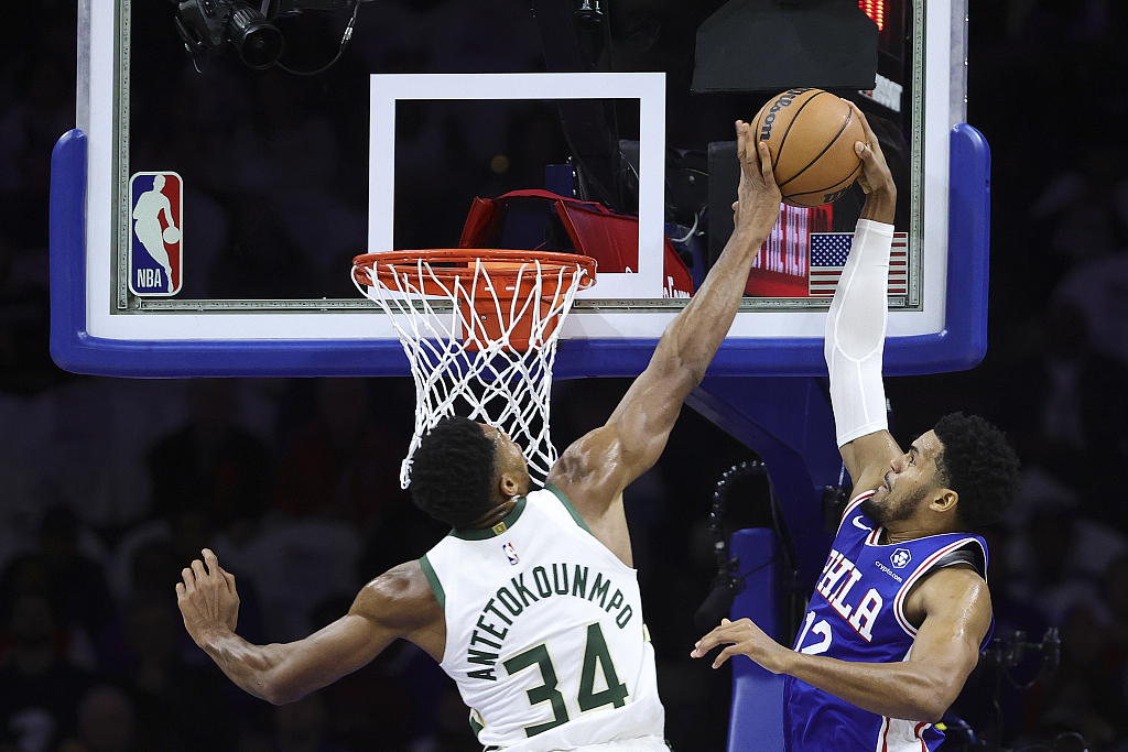 Giannis Antetokounmpo (#34) of the Milwaukee Bucks rejects a dunk by Tobias Harris of the Philadelphia 76ers in the game at Wells Fargo Center in Philadelphia, Pennsylvania, October 20, 2022. /CFP