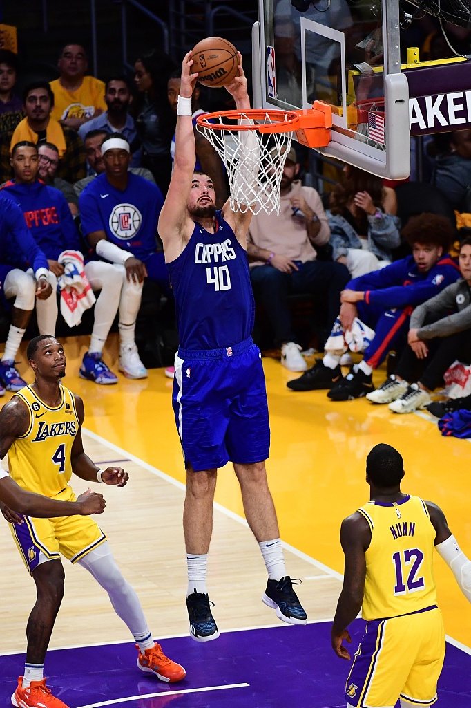 Ivica Zubac (#30) of the Los Angeles Clippers dunks in the game against the Los Angeles Lakers at Crypto.com Arena in Los Angeles, California, October 20, 2022. /CFP