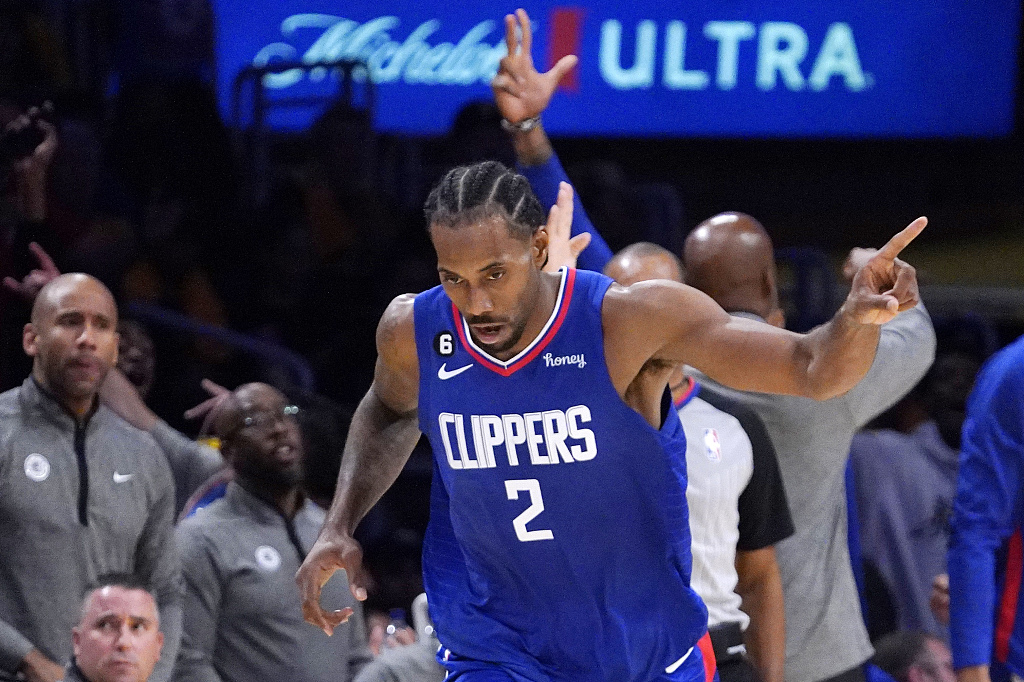 Kawhi Leonard of the Los Angeles Clippers reacts after making a shot in the game against the Los Angeles Lakers at Crypto.com Arena in Los Angeles, California, October 20, 2022. /CFP