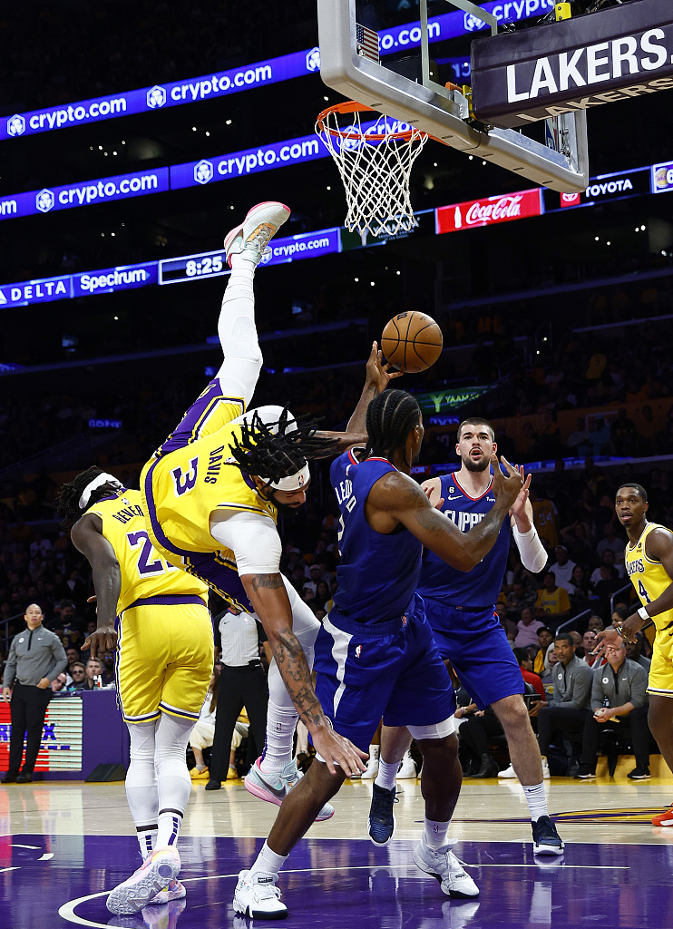 Anthony Davis (#3) of the Los Angeles Lakers falls onto the ground in the game against the Los Angeles Clippers at Crypto.com Arena in Los Angeles, California, October 20, 2022. /CFP