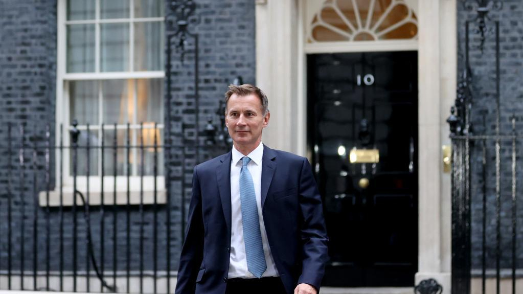 Newly appointed UK Chancellor of the Exchequer Jeremy Hunt leaves 10 Downing Street in London, Britain, October 14, 2022. /Xinhua
